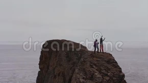 两个女人在山顶上跳舞视频的预览图