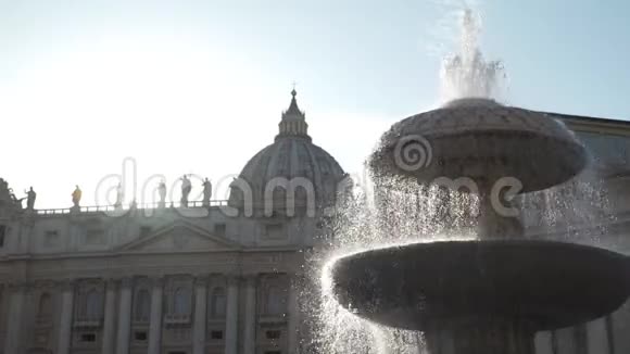 圣彼得广场上美丽的喷泉视频的预览图