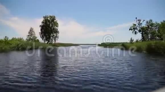 一条河流流入湖中一架照相机飞过水面视频的预览图