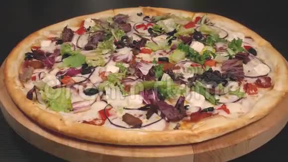 新鲜披萨快餐意大利国家食品视频的预览图