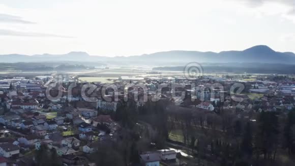 雾蒙蒙的早晨的欧洲小镇高反差的空中城市景观视频的预览图