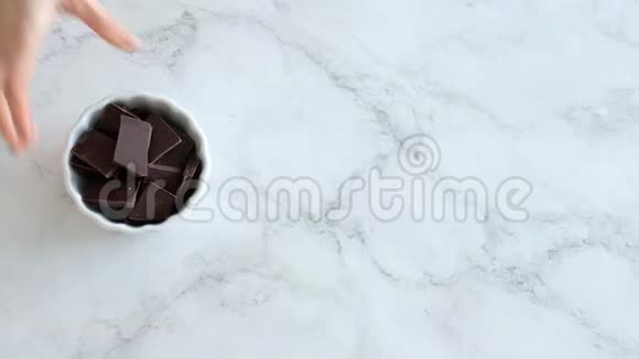 女人的手放着巧克力蛋糕的原料视频的预览图