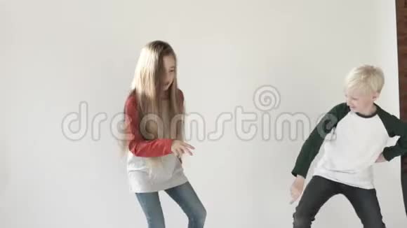 男孩和女孩在白色背景下跳舞视频的预览图