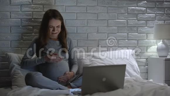 孕妇在看剧时哭泣情绪增加荷尔蒙增加视频的预览图