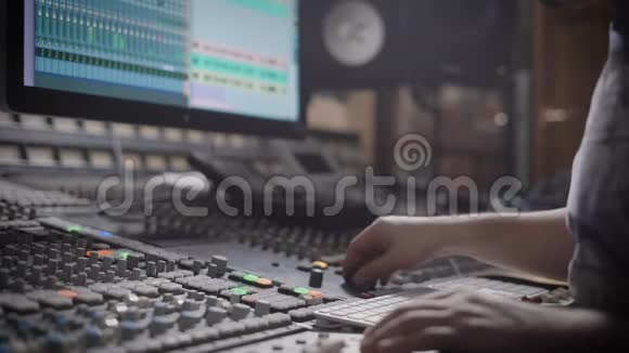 塔拉特DJ正在混合控制台的录音室中创作音乐视频的预览图