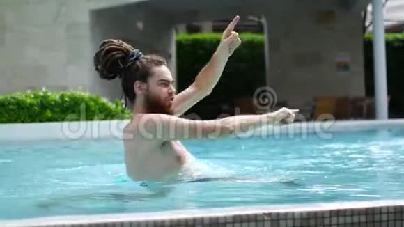 一个人在游泳池里跳舞玩得很开心人因盼望已久而来就欢喜摇手视频的预览图