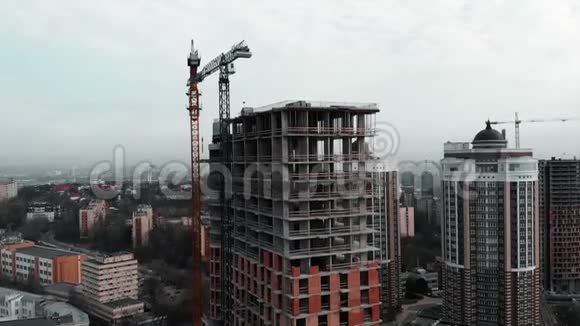 市中心未完工的住宅综合体建筑起重机靠近开发大楼大都市建筑工程视频的预览图