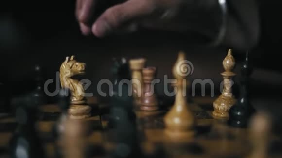 近战印度男子手中拿着手中的手镯长长的斗嘴让女王在夜游中登上了国际象棋棋盘视频的预览图