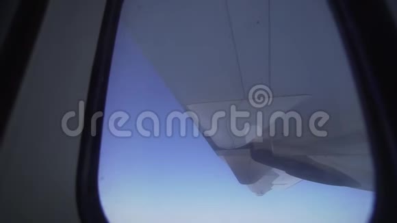 螺旋桨驱动飞机的涡轮发动机对抗蓝天过时的飞机类型视频的预览图