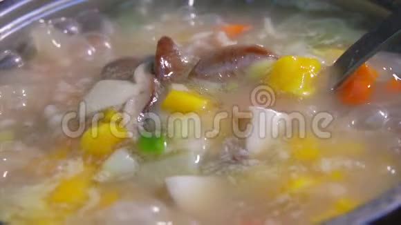 在平底锅中加入煮沸的蘑菇汤视频的预览图