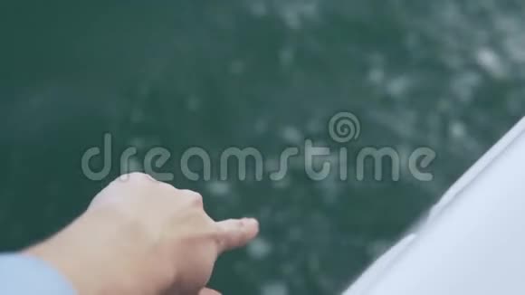 女人的手从游艇上伸到大海视频的预览图