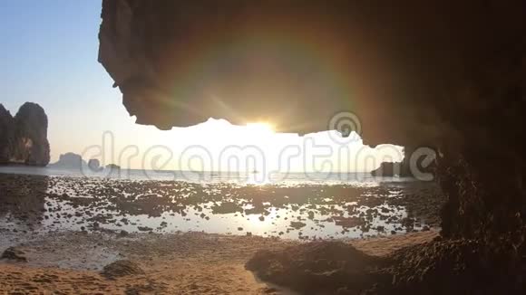 热带岛屿上令人惊叹的日落海和山以阳光的方式一艘船漂浮从石窟到公主洞的景色视频的预览图