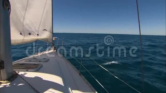 西班牙加泰罗尼亚Aventura港的船帆视频的预览图