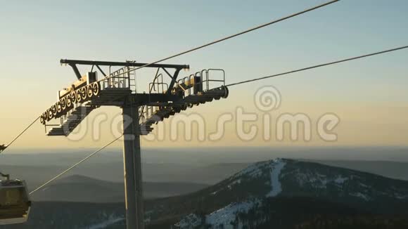 滑雪场在山林背景下的特写镜头视频的预览图