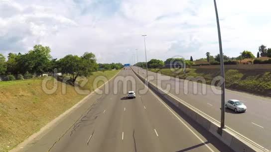 晴天四车道高速公路上的轻型交通视频的预览图