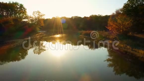 在日落时分越过秋河视频的预览图
