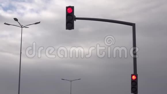 繁忙十字路口的红灯视频的预览图