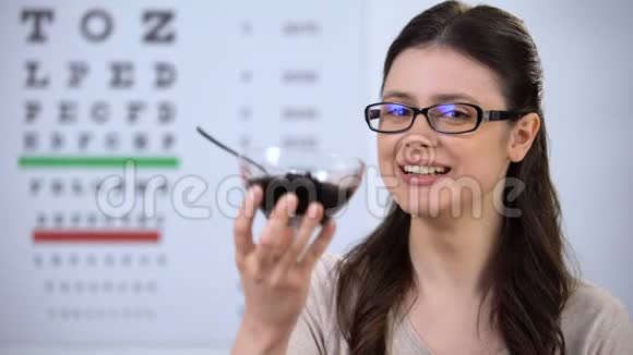 眼镜中的开朗女性带有蓝莓和天然维生素的盘子视频的预览图