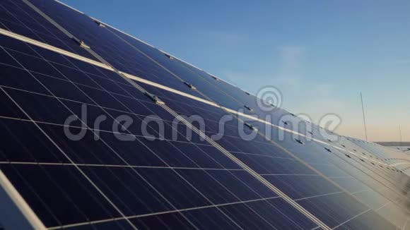 日落时分的太阳能发电厂太阳能电池板关闭在一个大型发电站上视频的预览图