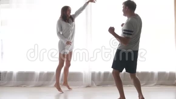 一对可爱的情侣在卧室里跳舞视频的预览图