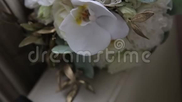 婚礼配饰蝴蝶和花束布托尼埃和领带视频的预览图