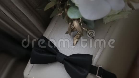婚礼配饰蝴蝶和花束布托尼埃和领带视频的预览图