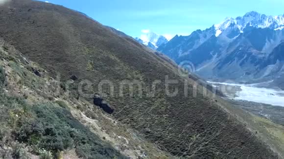 兰塘河谷喜马拉雅山美丽的景色KyanjinGompa村的景观视频的预览图