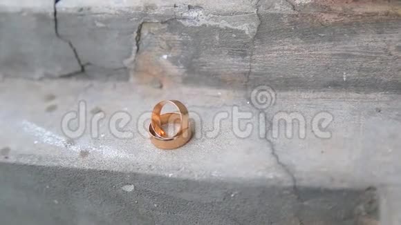 结婚戒指站在混凝土表面视频的预览图