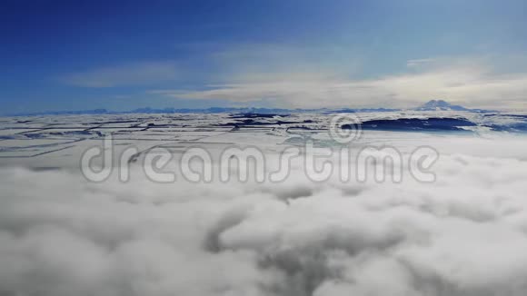 美妙的飞行飞越蓬松的白云与山景严重失误视频的预览图