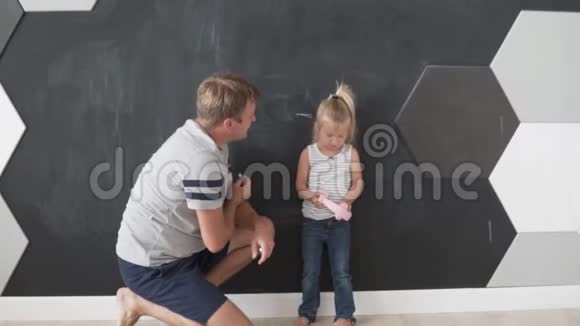 父亲衡量一个小女儿的成长视频的预览图