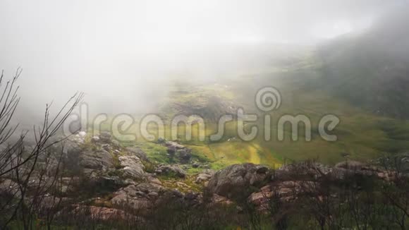 雾在阳光照耀下的山谷中翻滚在安丁吉特拉马西夫就像在徒步旅行中看到的博比也就是伊马里沃尼特拉海拔最高视频的预览图
