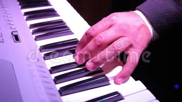 特写男性手弹数字钢琴视频的预览图