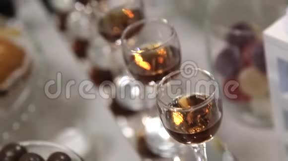 装有管子的玻璃杯中的酒精鸡尾酒视频的预览图
