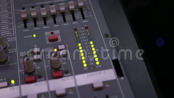 DJ在夜总会的控制台上混合音乐视频的预览图