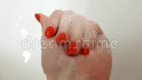 肥皂泡沫中女性手掌的特写洗手过程视频的预览图