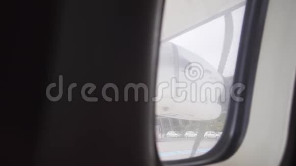 飞机启动发动机和螺旋桨从窗口观看为乘客的飞行做准备视频的预览图