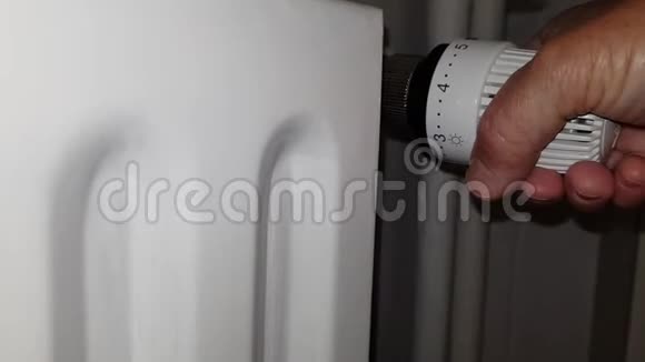 手调节散热器温度视频的预览图