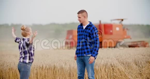 愤怒的农民在田野上争吵视频的预览图
