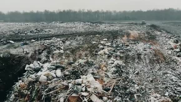 冬天有很多垃圾的垃圾场视频的预览图