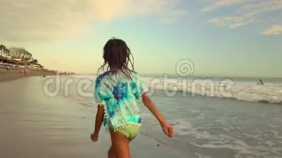 金姆巴斯特德ycam追踪拍摄的快乐和兴奋的亚洲印度尼西亚女孩在海滩上无忧无虑地奔跑视频的预览图