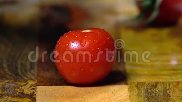 西红柿切合拢动作缓慢视频的预览图