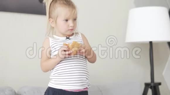小女孩吃白面包独自在家挨饿的孩子视频的预览图