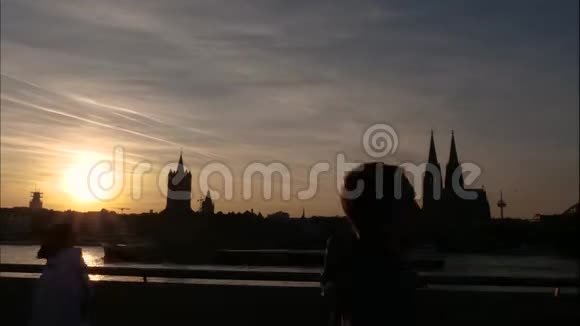 莱茵河和科隆老镇的日落时间视频的预览图