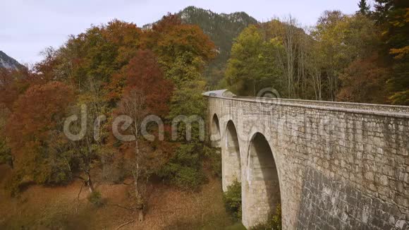 在巴伐利亚阿尔卑斯山的弯曲公路上行驶视频的预览图