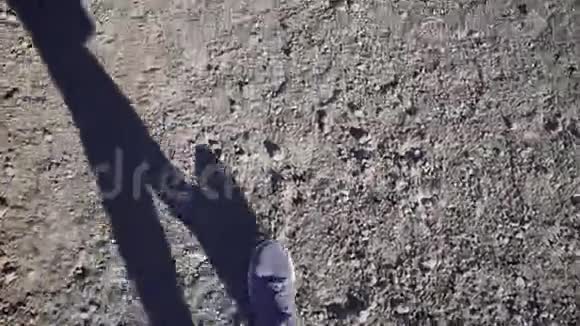 一个穿着登山鞋在火山地带行走的人特内里费泰德国家公园视频的预览图
