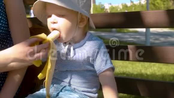 宝贝在公园里吃香蕉视频的预览图