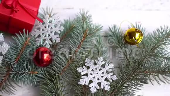 带有鹿和礼品盒的圣诞作文和白色背景的新年装饰品视频的预览图