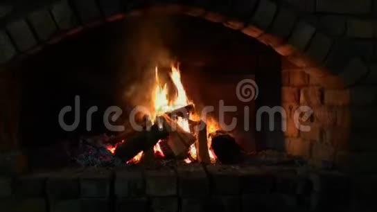 石壁炉里噼啪作响的柴火视频的预览图