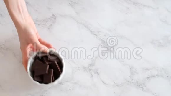 女人的手放着巧克力蛋糕的原料视频的预览图