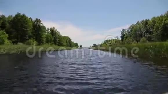 夏天的DnieperBug运河沿河之旅从船业的角度观看视频的预览图